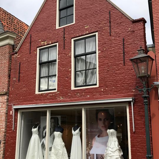 Pand met topgevel opgetrokken bij Heiligeweg 23