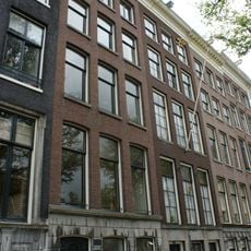 Huis met gevel onder rechte lijst
