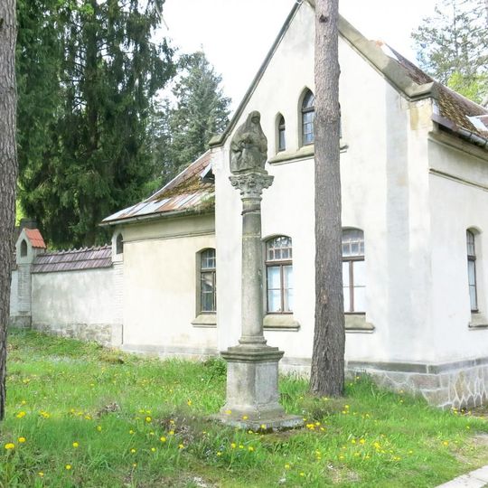 Sloup se sochou Piety u hřbitova ve Vejprtech