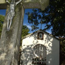 Kříž u kapličky západně od Kamenné Lhoty