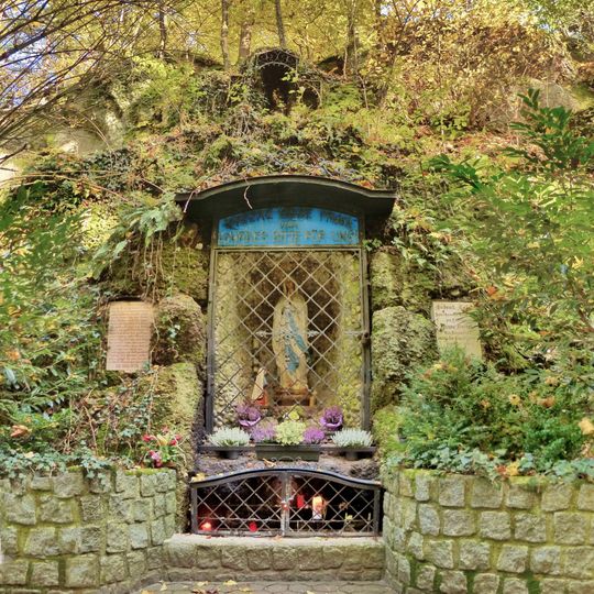 Lourdesgrotte mit Marienfigur