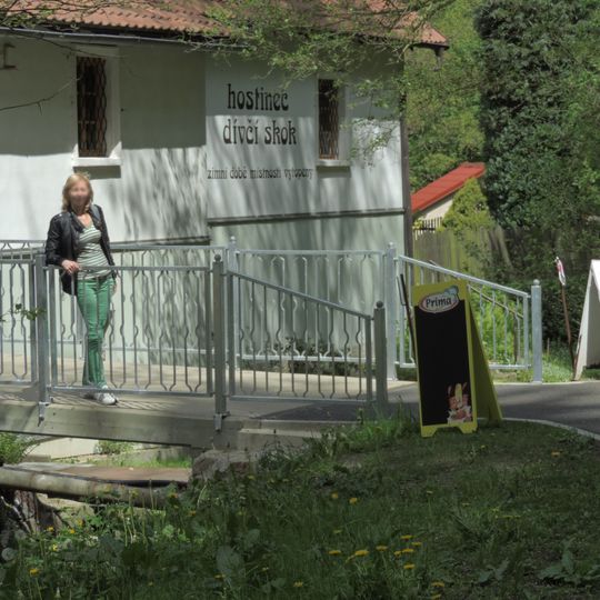 Můstek přes Šárecký potok do restaurace Dívčí skok