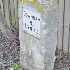 Milestone, Main Rd, N of jct with Gravelhill Lane