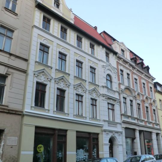 Mietshaus in geschlossener Bebauung, mit Läden Konsulstraße 2