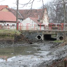 Most Hrnčířské ulice přes výpusť Návesního rybníka ve Zdiměřicích