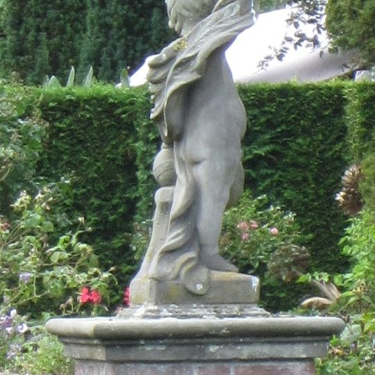 Warmelo, twee zandstenen putti