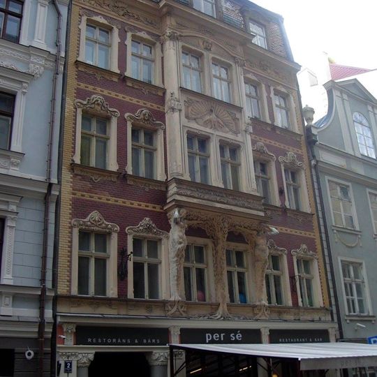 Īres nams ar veikaliem