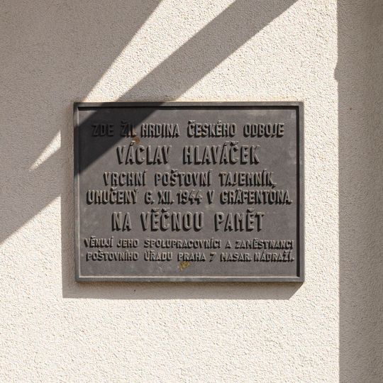 Pamětní deska Václava Hlaváčka na domě U Dobešky 833/10 v Braníku