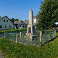 Pomník padlým ve světových válkách na návsi v Petrovicích