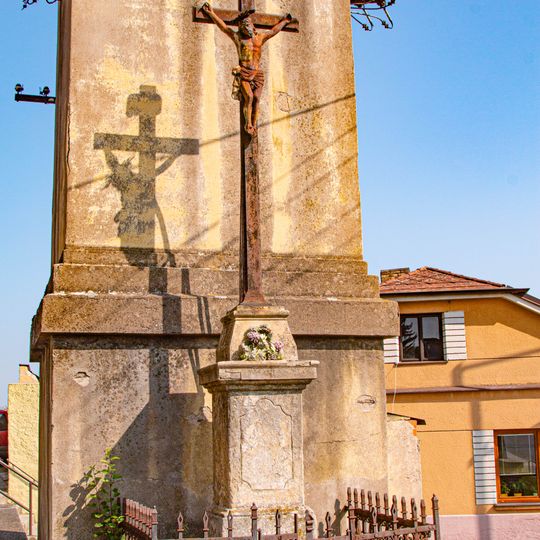 Kříž na rozcestí Tyršovy a Vodárenské ulice v Týnci nad Labem