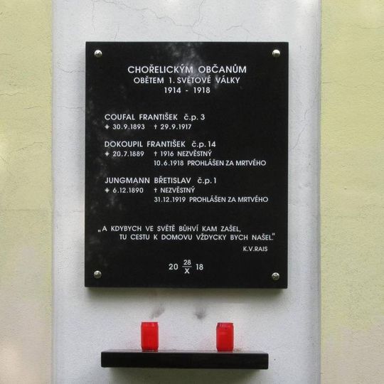 Pamětní deska v Chořelicích  na zdi kaple