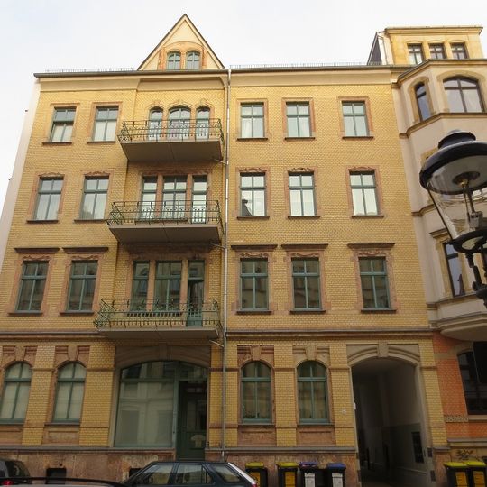 Mietshaus in vormals geschlossener Bebauung Rudolf-Breitscheid-Straße 18