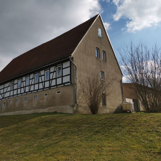 Wohnstallhaus und Seitengebäude eines Bauernhofes Ringstraße 13