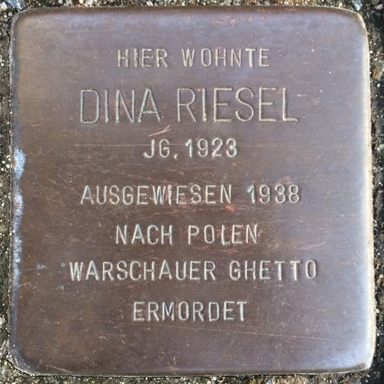 Stolperstein en memoria de Dina Riesel