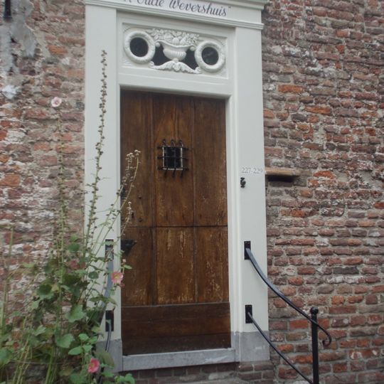 Gepleisterd huis. Daklijst met uitgekraagd gemetselde rand