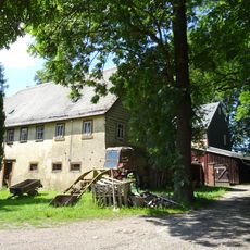 Wohnhaus und Scheune eines Dreiseithofes An den Gütern 5