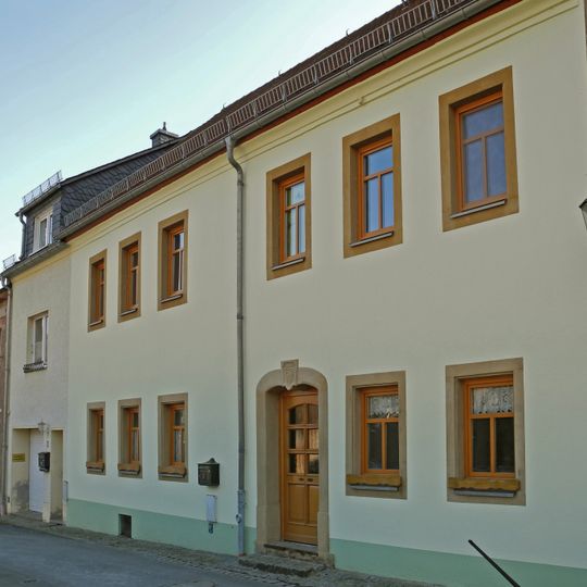 Wohnhaus in geschlossener Bebauung, Türstock mit Schlussstein Mittelstraße 3