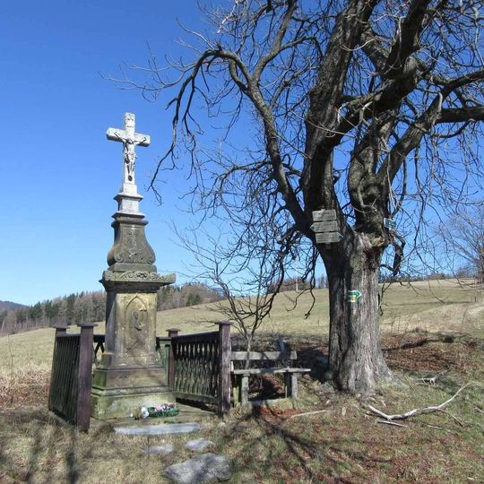 Kříž severně od Komňátky na Rovince