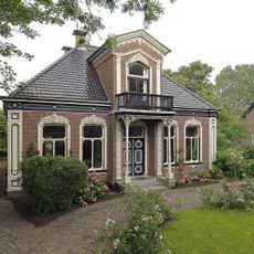 Rentenierswoning met bijbehorend hek