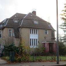 Villa und Remise mit Vorgarten Dresdner Straße 140