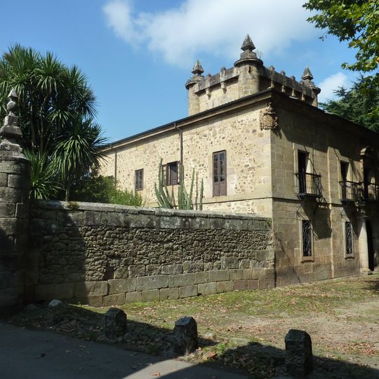 Cubos del término municipal y rollo heráldico