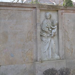 Ev. cintorín Kozia brána, náhrobok s reliéfom
