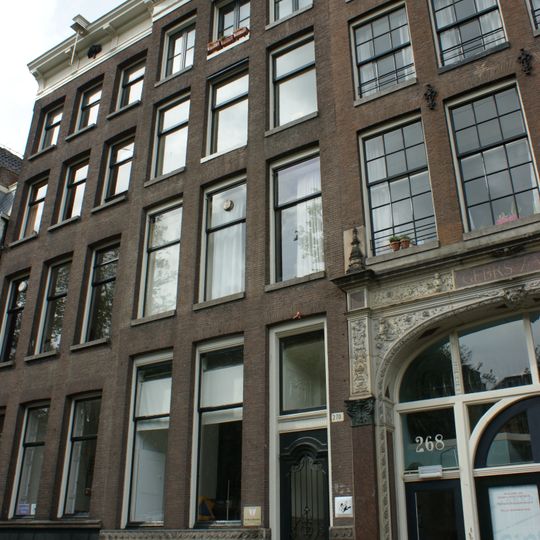 Pand met gevel onder gesneden rechte lijst, met gebeeldhouwde cordonlijst