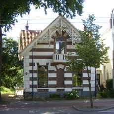 Villa met invloeden van Neo-Renaissance en Chalet-stijl voorzien van hek