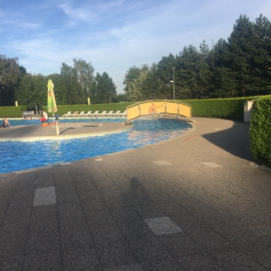 Lávka na ostrůvek na letním koupališti Bažantnice v Kladně