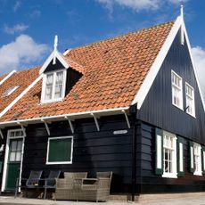 Houten huis onder zadeldak