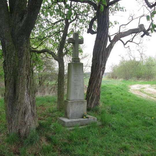 Kříž západně od Kralovic