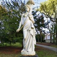 statue