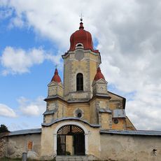 Kostol sv. Márie Magdalény a opevnenie kostola, múr hradbový s bránou