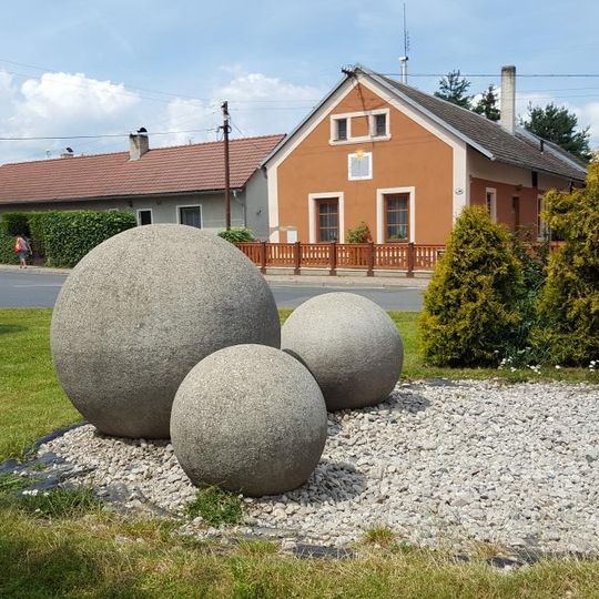 Kamenné koule na návsi v Tlustici