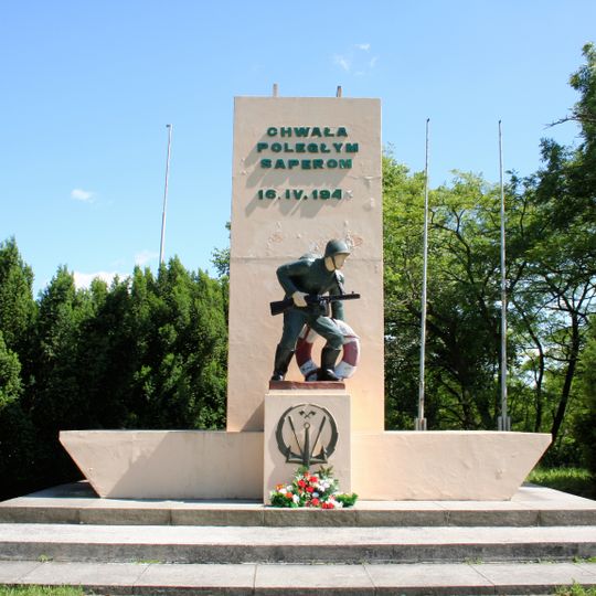 Памятник сапёру