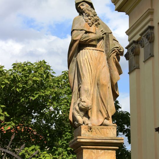 Socha svatého Antonína Poustevníka na ohradní zdi kostela v Lysé nad Labem