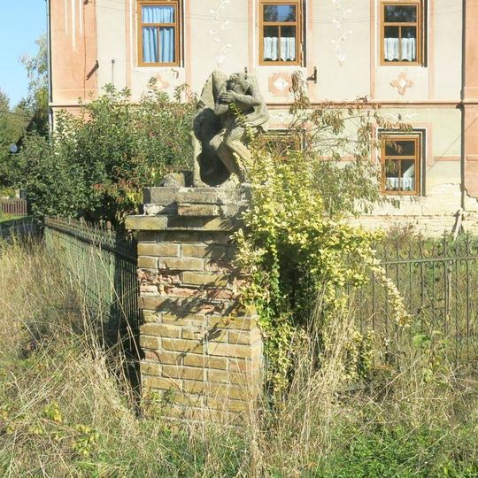 Torzo sochy na rozcestí ve Vědlicích