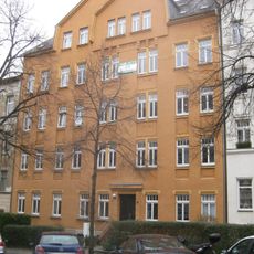 Mietshaus in geschlossener Bebauung mit Vorgarten Humboldtstraße 9