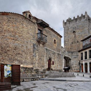 Delimitación del entorno de la Iglesia de Santa María la Mayor, Casa Palacio de Valdés Salas y Torre de la Villa