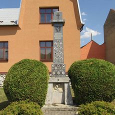 Pomník padlým v Mezicích na návsi