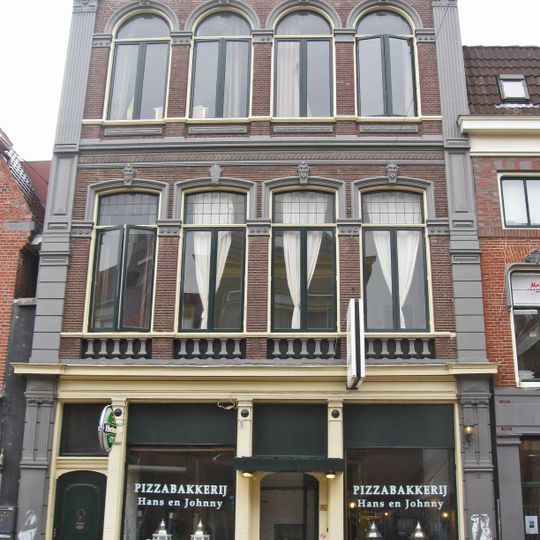 Hoog winkel-woonhuis in eclectische stijl