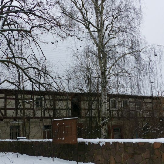 Wohnstallhaus eines ehemaligen Vierseithofes, mit Einfriedungsmauer Alte Dorfstraße 4