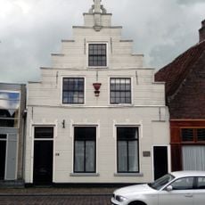 Perceelsgedeelte van het pand met zolder- en vlieringverdieping onder zadeldak tegen gepleisterde trapgevel