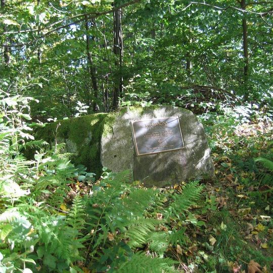 Pamětní deska lesníka Josefa Svačiny u parkoviště Capartice silnice Klenčí - Lísková