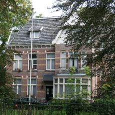 Complex Ruwenbergstraat: villa in eclectische vormen gebouwd