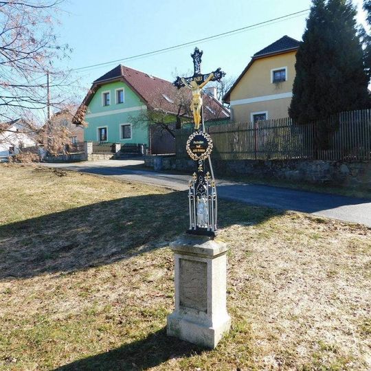 Kříž u rybníka na návsi v Ústí