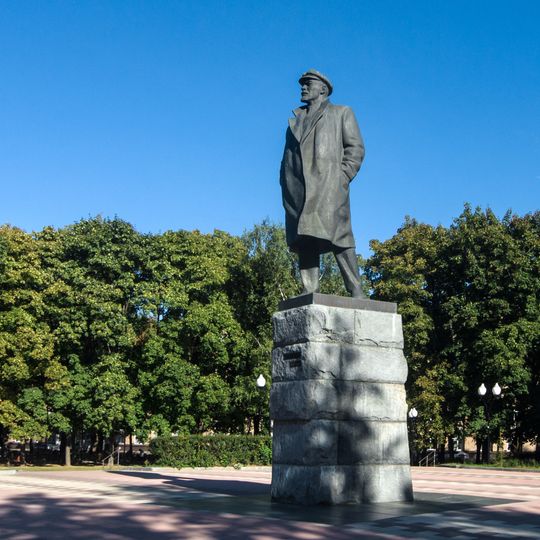 Monument to Lenin on Pavlovskaya street