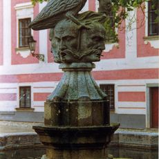 Kašna na velkém nádvoří zámku Třeboň