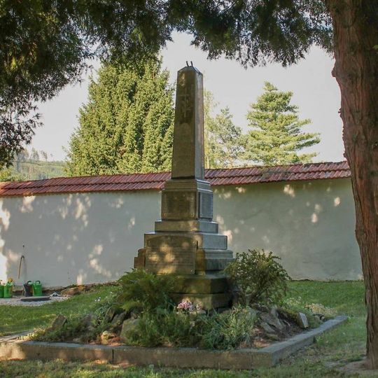 Pomník padlým v Damníkově na hřbitově