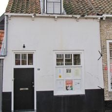 Huis met gepleisterde rechte gevel